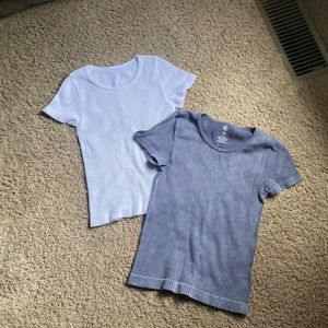 White and grey cropped tees